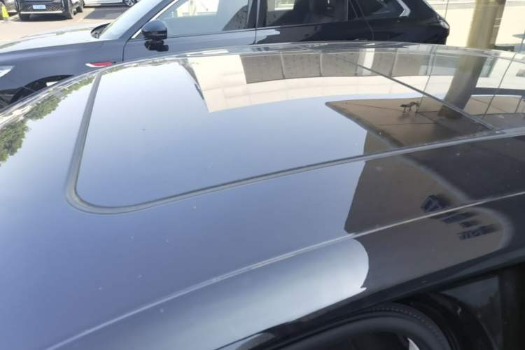 Used Hongqi H5 2025 2.0T Automatic Flag Edition – 500 000 Units Commemorative Version Roof