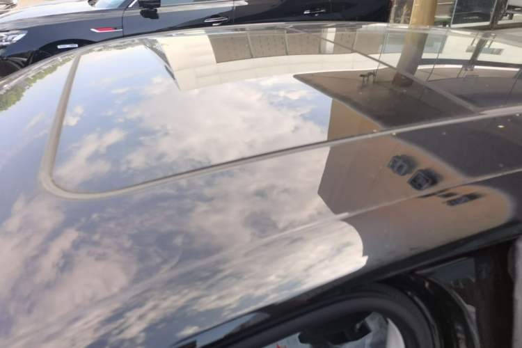 Used Hongqi H5 2025 2.0T Automatic Flag Edition – 500 000 Units Commemorative Version Roof