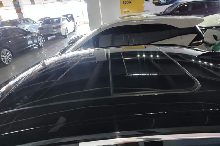 Used Hongqi H5 2025 2.0T Automatic Flag Edition – 500 000 Units Commemorative Version Roof