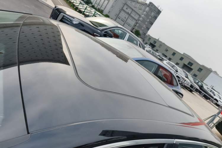 Used Hongqi H5 2025 2.0T Automatic Flag Edition – 500 000 Units Commemorative Version Roof