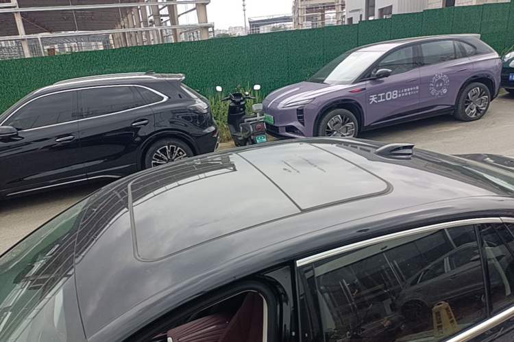Used Hongqi H5 2025 2.0T Automatic Flag Edition – 500 000 Units Commemorative Version Roof