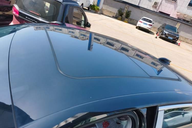 Used Hongqi H5 2025 2.0T Automatic Flag Edition – 500 000 Units Commemorative Version Roof