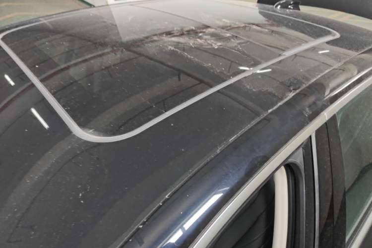 Used Hongqi H5 2025 2.0T Automatic Flag Edition – 500 000 Units Commemorative Version Roof