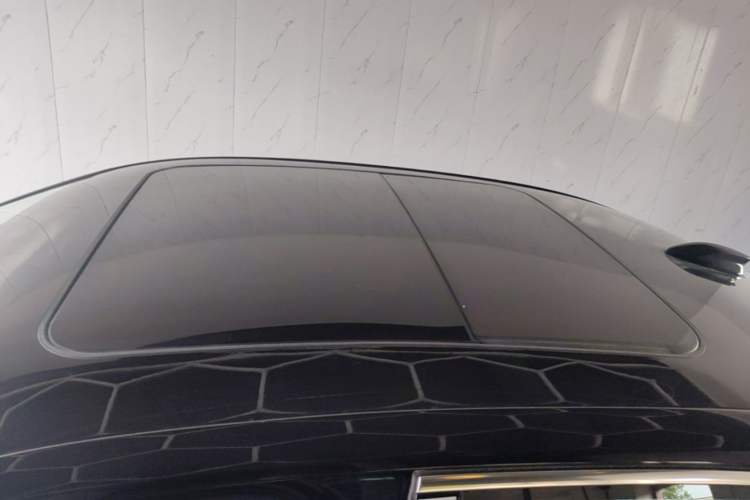 Used Hongqi H5 2025 2.0T Automatic Flag Edition – 500 000 Units Commemorative Version Roof