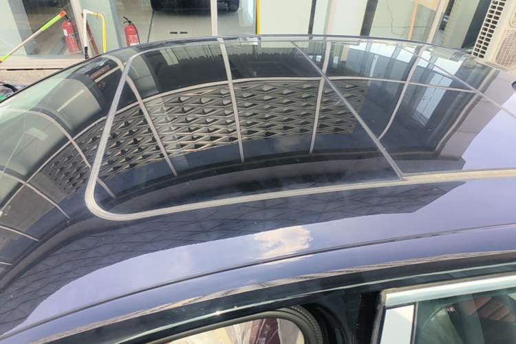 Used Hongqi H5 2025 2.0T Automatic Flag Edition – 500 000 Units Commemorative Version Roof