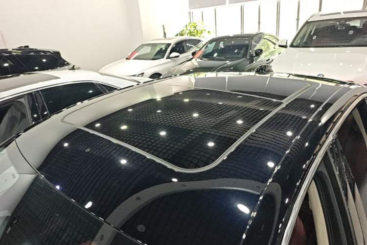 Used Hongqi H5 2025 2.0T Automatic Flag Edition – 500 000 Units Commemorative Version Roof