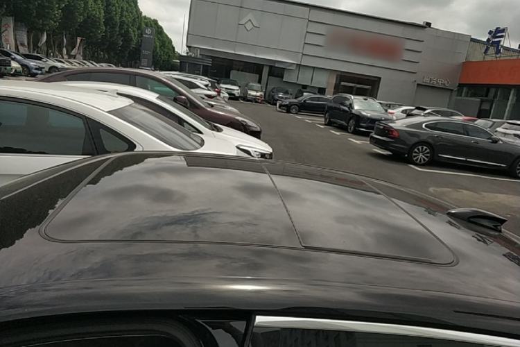 Used Hongqi H5 2025 2.0T Automatic Flag Edition – 500 000 Units Commemorative Version Roof