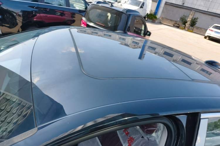 Used Hongqi H5 2025 2.0T Automatic Flag Edition – 500 000 Units Commemorative Version Roof