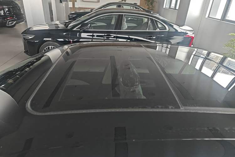 Used Hongqi H5 2025 2.0T Automatic Flag Edition – 500 000 Units Commemorative Version Roof