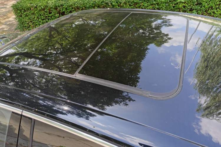 Used Hongqi H5 2025 2.0T Automatic Flag Edition – 500 000 Units Commemorative Version Roof