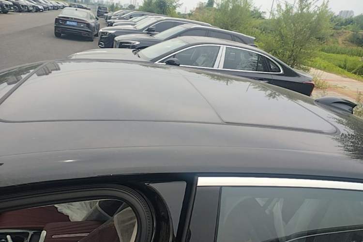 Used Hongqi H5 2025 2.0T Automatic Flag Edition – 500 000 Units Commemorative Version Roof