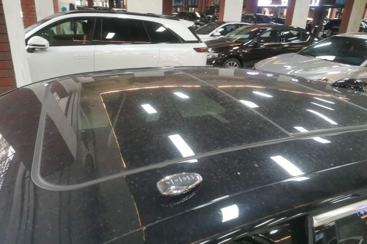 Used Hongqi H5 2025 2.0T Automatic Flag Edition – 500 000 Units Commemorative Version Roof