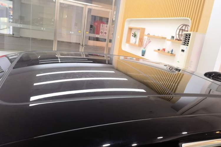 Used Hongqi H5 2025 2.0T Automatic Flag Edition – 500 000 Units Commemorative Version Roof