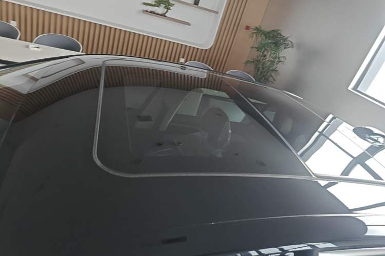 Used Hongqi H5 2025 2.0T Automatic Flag Edition – 500 000 Units Commemorative Version Roof