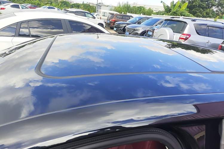 Used Hongqi H5 2025 2.0T Automatic Flag Edition – 500 000 Units Commemorative Version Roof