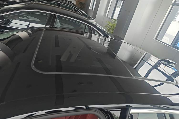 Used Hongqi H5 2025 2.0T Automatic Flag Edition – 500 000 Units Commemorative Version Roof