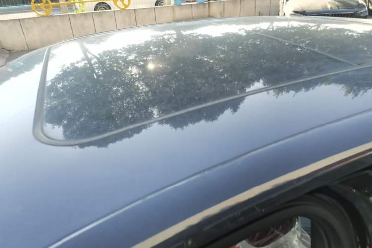 Used Hongqi H5 2025 Model 2.0T Automatic Xuan Ying 2 Million Units Commemorative Edition Roof