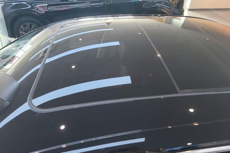 Used Hongqi H5 2025 2.0T Automatic Flag Edition – 500 000 Units Commemorative Version Roof