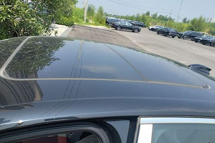 Used Hongqi H5 2025 2.0T Automatic Flag Edition – 500 000 Units Commemorative Version Roof