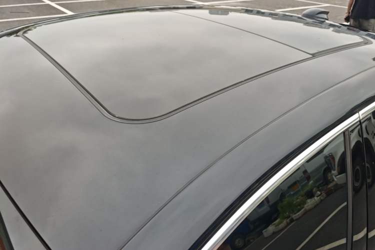 Used Hongqi H5 2025 2.0T Automatic Flag Edition – 500 000 Units Commemorative Version Roof
