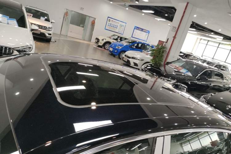 Used Hongqi H5 2025 2.0T Automatic Flag Edition – 500 000 Units Commemorative Version Roof
