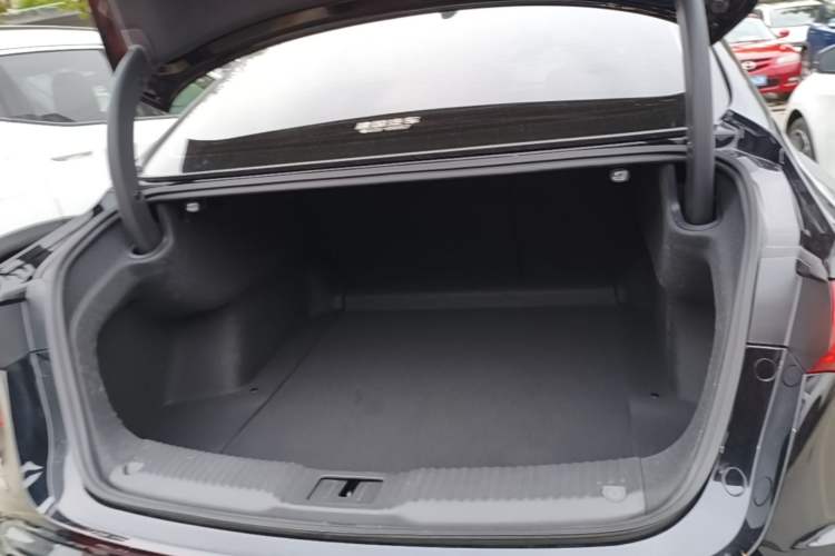 Used Hongqi H5 2025 2.0T Automatic Flag Edition – 500 000 Units Commemorative Version Trunk