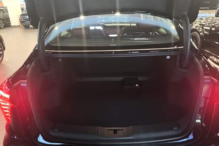 Used Hongqi H5 2025 2.0T Automatic Flag Edition – 500 000 Units Commemorative Version Trunk