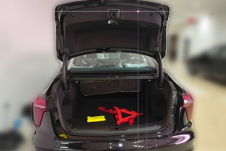 Used Hongqi H5 2025 2.0T Automatic Flag Edition – 500 000 Units Commemorative Version Trunk