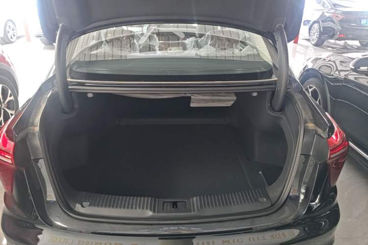 Used Hongqi H5 2025 2.0T Automatic Flag Edition – 500 000 Units Commemorative Version Trunk