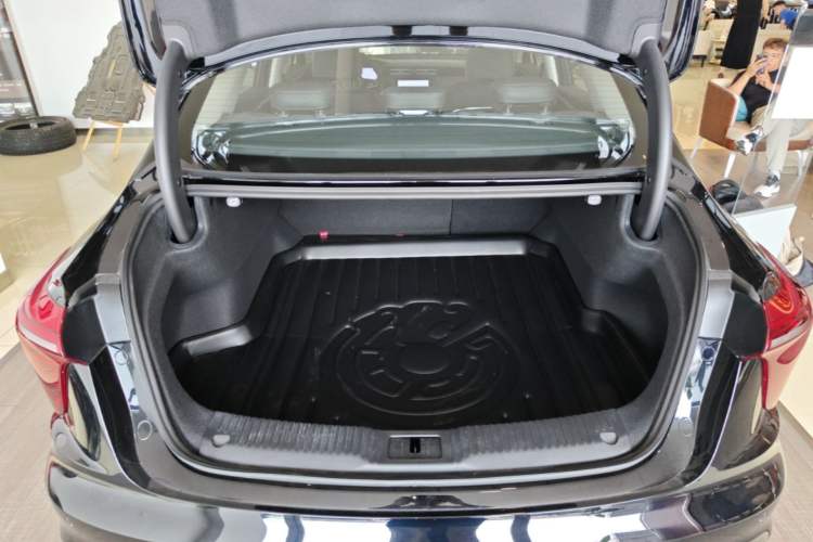 Used Hongqi H5 2025 2.0T Automatic Flag Edition – 500 000 Units Commemorative Version Trunk