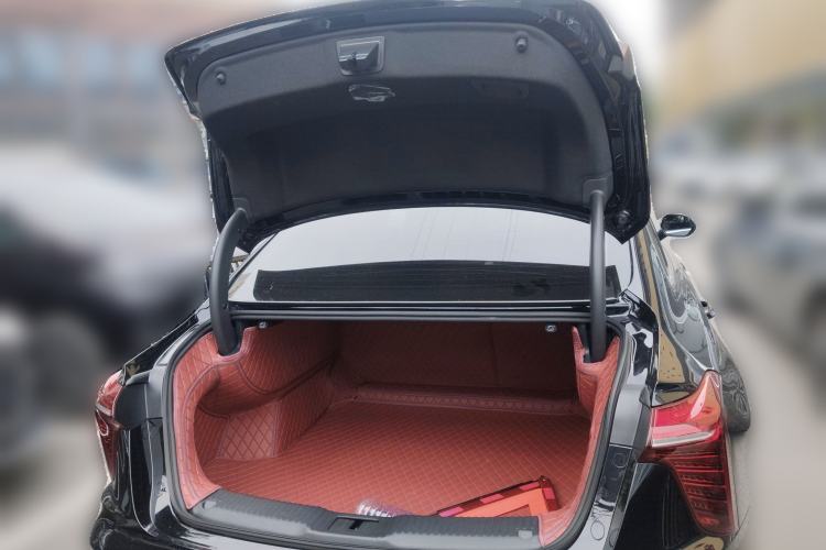Used Hongqi H5 2025 2.0T Automatic Flag Edition – 500 000 Units Commemorative Version Trunk