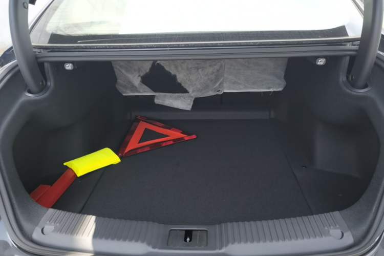 Used Hongqi H5 2025 2.0T Automatic Flag Edition – 500 000 Units Commemorative Version Trunk