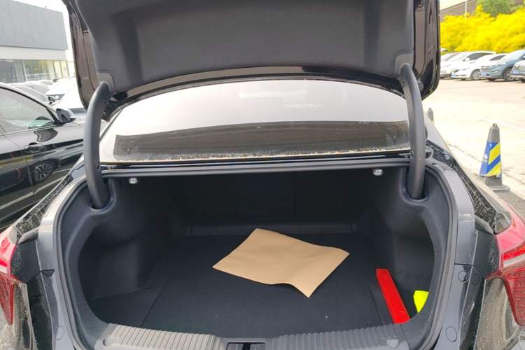 Used Hongqi H5 2025 2.0T Automatic Flag Edition – 500 000 Units Commemorative Version Trunk
