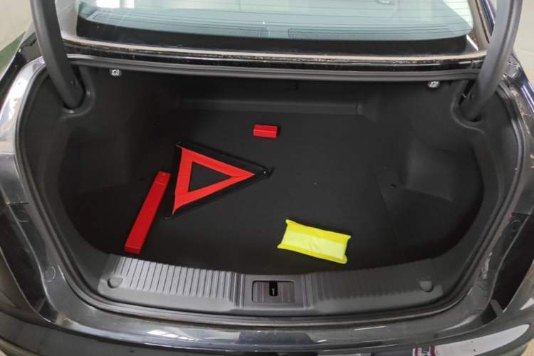 Used Hongqi H5 2025 2.0T Automatic Flagship 500 000th Unit Anniversary Edition Trunk