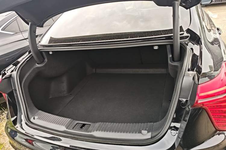Used Hongqi H5 2025 2.0T Automatic Flag Edition – 500 000 Units Commemorative Version Trunk