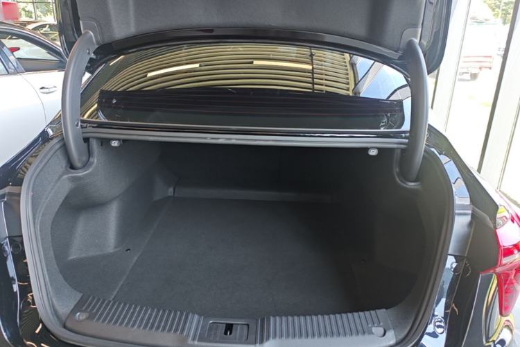 Used Hongqi H5 2025 2.0T Automatic Flag Edition – 500 000 Units Commemorative Version Trunk