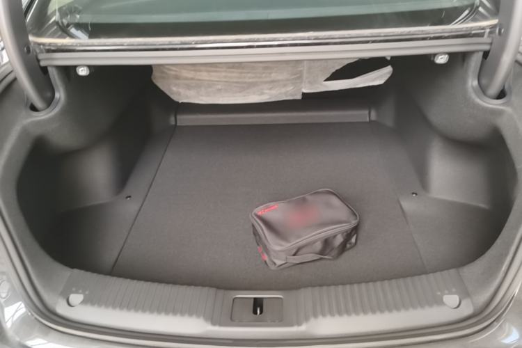 Used Hongqi H5 2025 2.0T Automatic Flag Edition – 500 000 Units Commemorative Version Trunk