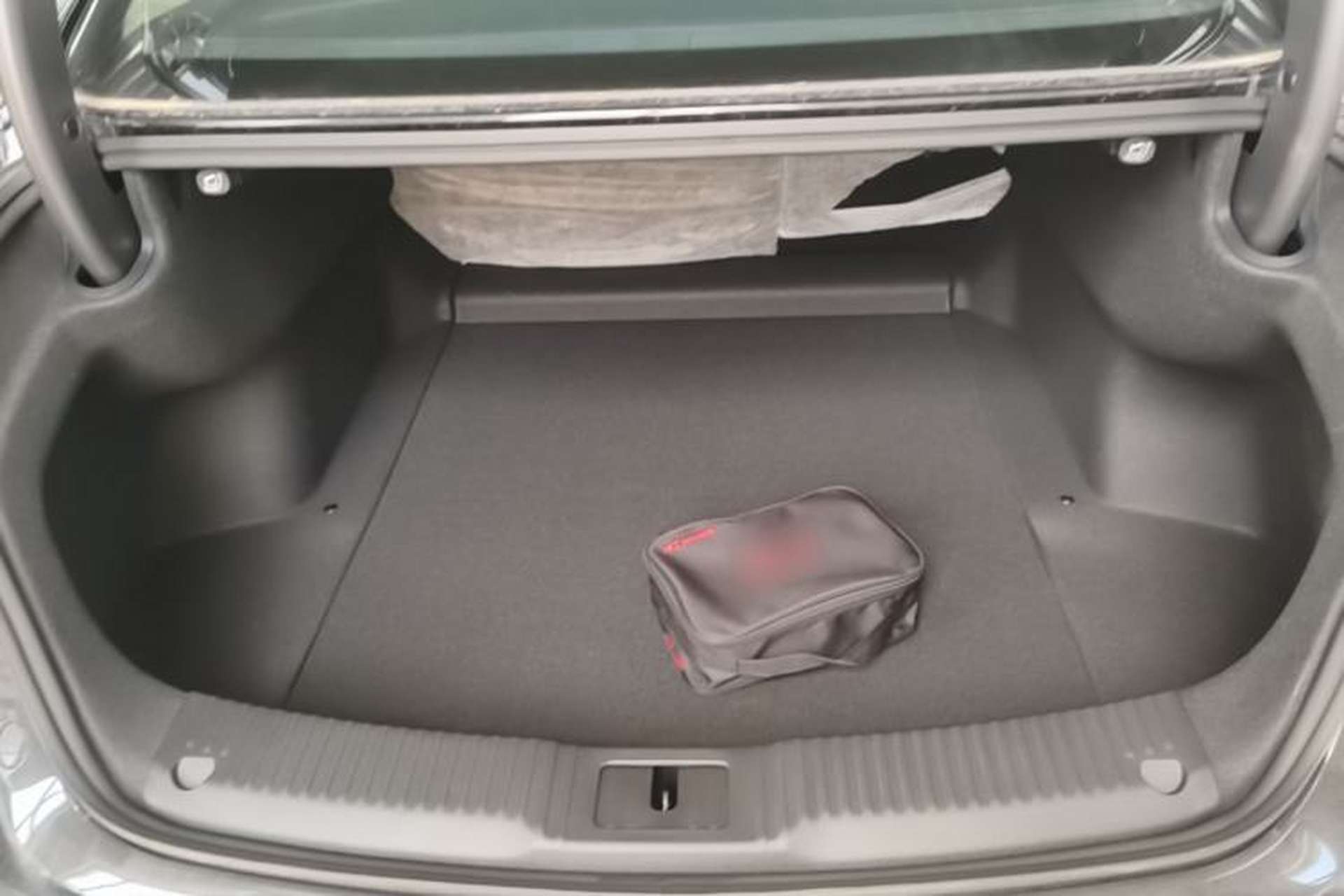 Used Hongqi H5 2025 2.0T Automatic Flag Edition – 500 000 Units Commemorative Version Trunk