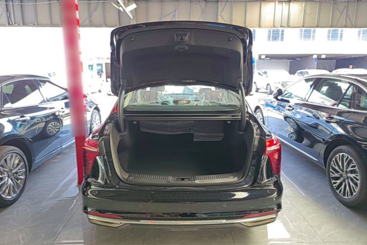 Used Hongqi H5 2025 2.0T Automatic Flag Edition – 500 000 Units Commemorative Version Trunk