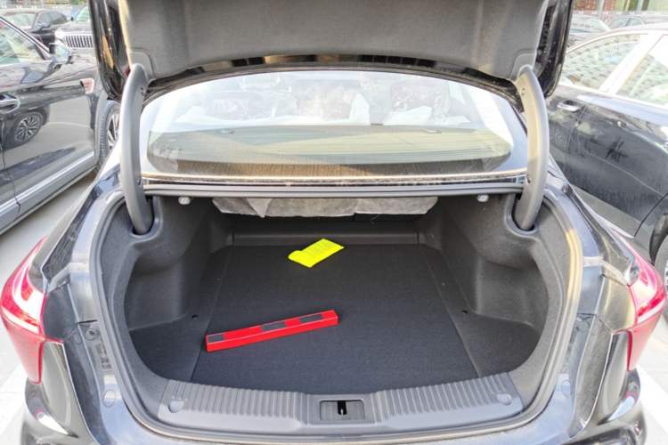 Used Hongqi H5 2025 2.0T Automatic Flag Edition – 500 000 Units Commemorative Version Trunk