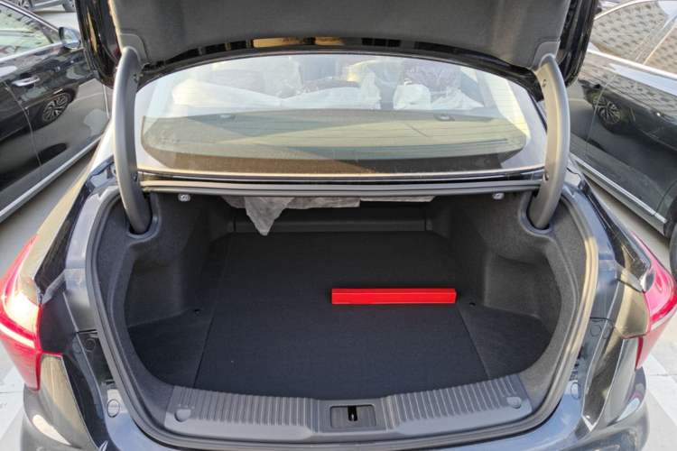 Used Hongqi H5 2025 2.0T Automatic Flag Edition – 500 000 Units Commemorative Version Trunk