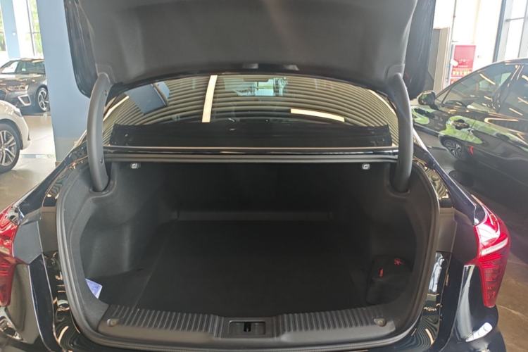 Used Hongqi H5 2025 2.0T Automatic Flag Edition – 500 000 Units Commemorative Version Trunk