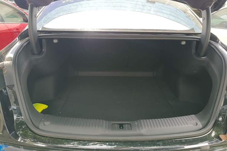 Used Hongqi H5 2025 2.0T Automatic Xuan Ying Edition Trunk