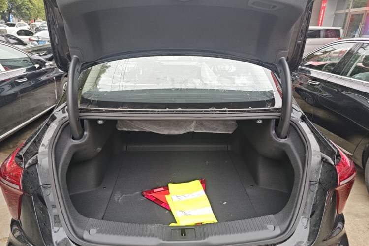 Used Hongqi H5 2025 2.0T Automatic Flag Edition – 500 000 Units Commemorative Version Trunk