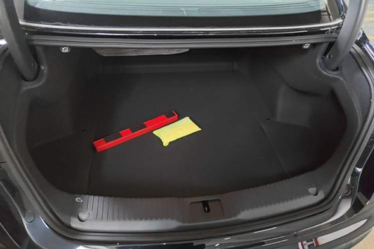 Used Hongqi H5 2025 2.0T Automatic Flag Edition – 500 000 Units Commemorative Version Trunk