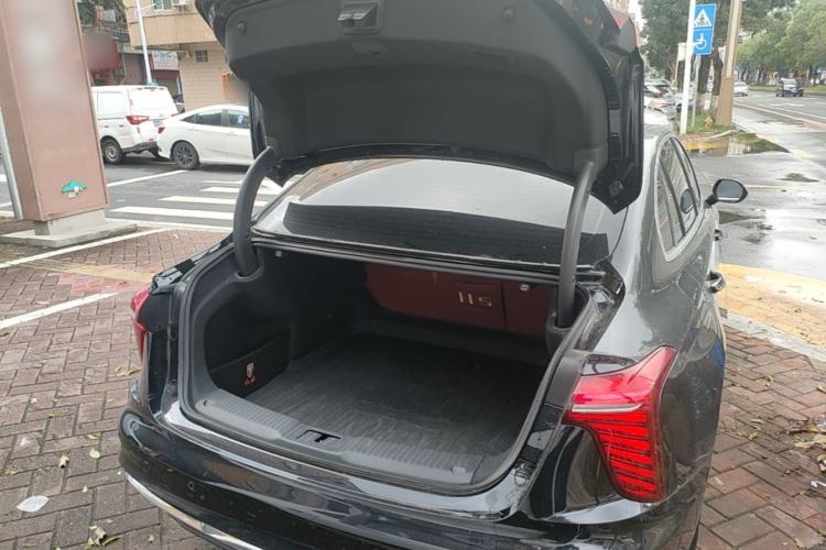 Used Hongqi H5 2025 2.0T Automatic Flag Edition – 500 000 Units Commemorative Version Trunk