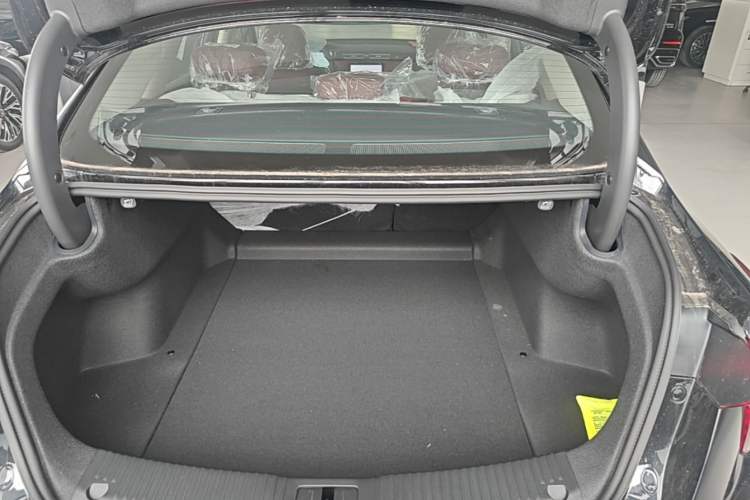 Used Hongqi H5 2025 2.0T Automatic Flag Edition – 500 000 Units Commemorative Version Trunk
