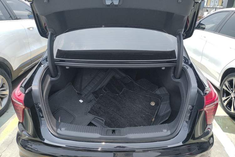 Used Hongqi H5 2025 2.0T Automatic Flag Edition – 500 000 Units Commemorative Version Trunk