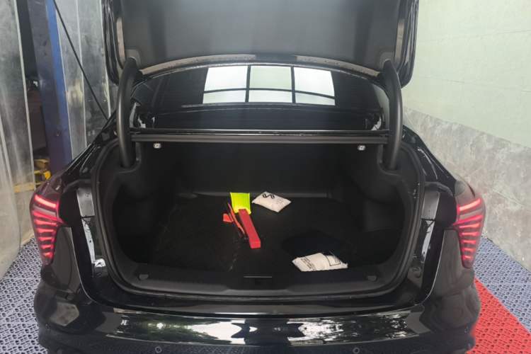 Used Hongqi H5 2025 Model 2.0T Automatic Xuan Ying 2 Million Units Commemorative Edition Trunk