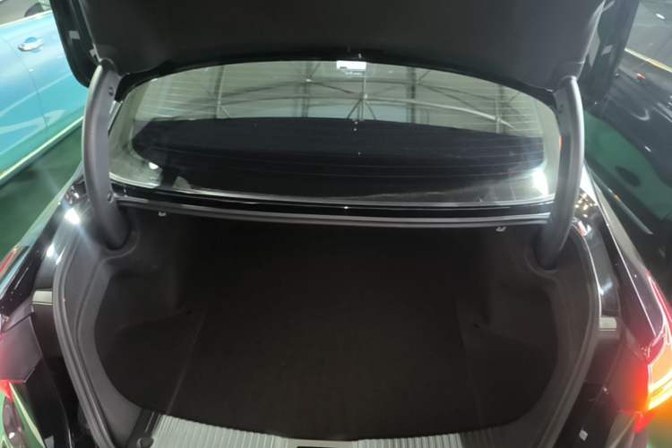 Used Hongqi H5 2025 2.0T Automatic Flag Edition – 500 000 Units Commemorative Version Trunk